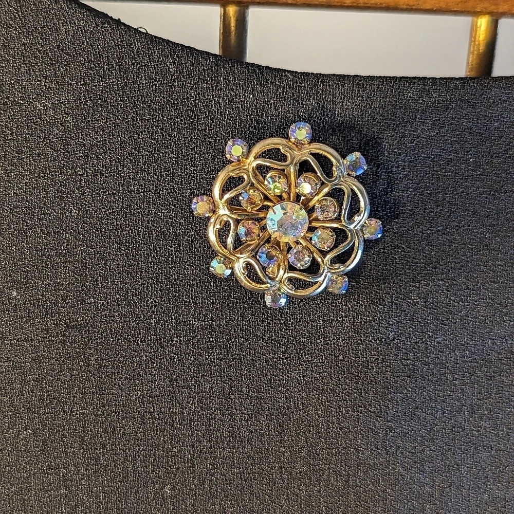 Vintage Aurora Borealis brooch AB 17 stones prong set gold tone gorgeous
